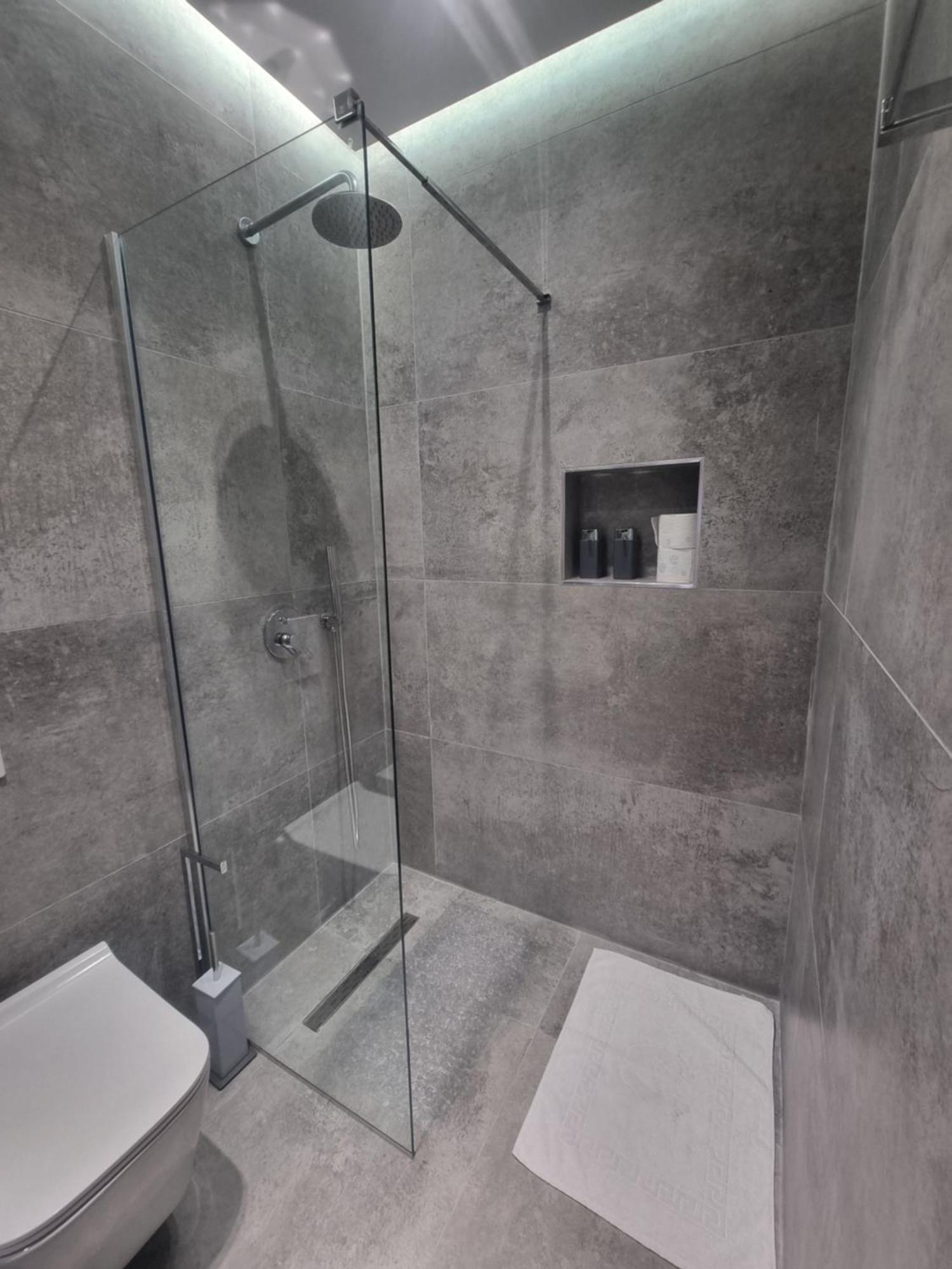 Centrepoint Stylish Apartment Tirana Buitenkant foto